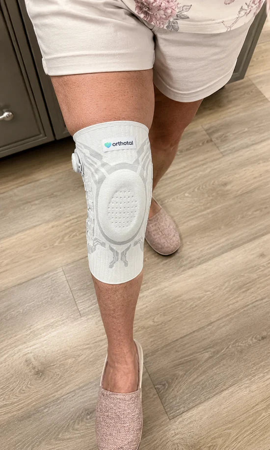 Customer Sabine K. wearing the knee support